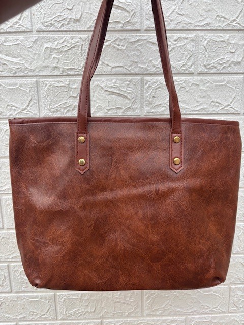 Medium leather tote bag with zip