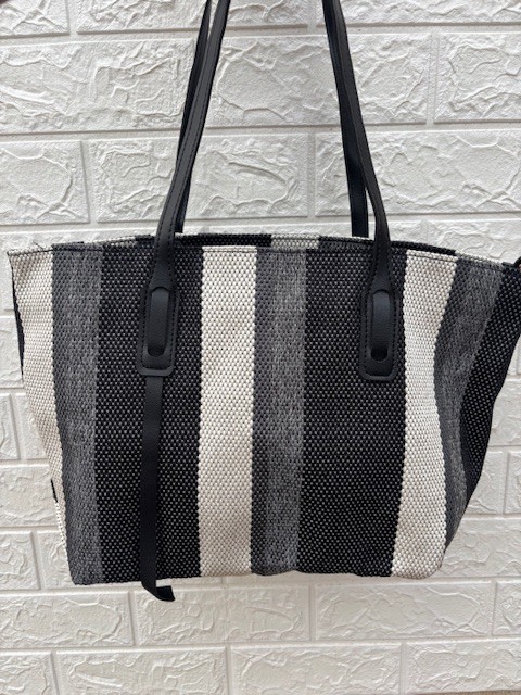 Woven pattern tote bag with zip