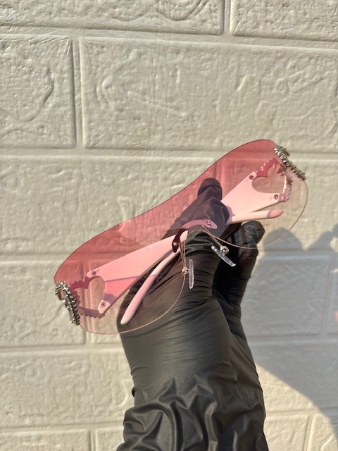 Classy sunglasses with pouch