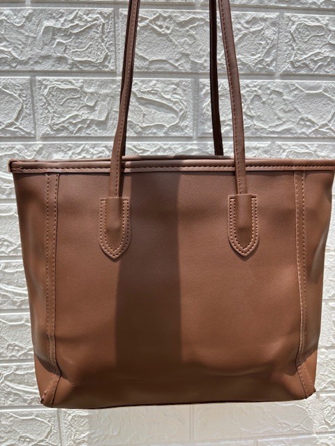 Medium leather tote with zip