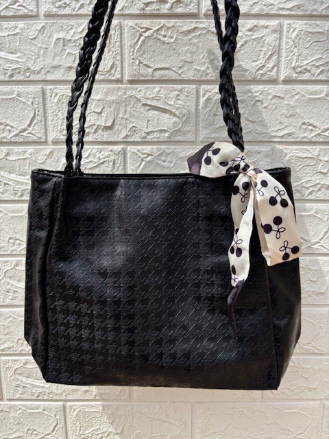 Medium leather tote with zip & scarf