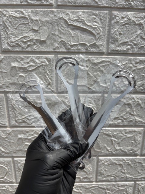 Single metallic tongue scraper